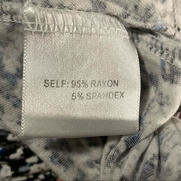 ROSE & OLIVE Shark bite hem, Abstract print, Soft and lightweight top, Size M - Picture 4 of 7